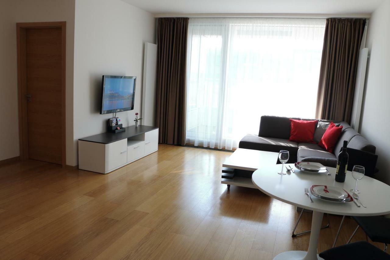 Panorama City Apartment With Free Parking Братислава Екстер'єр фото