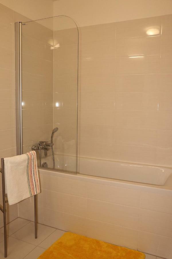 Panorama City Apartment With Free Parking Братислава Екстер'єр фото
