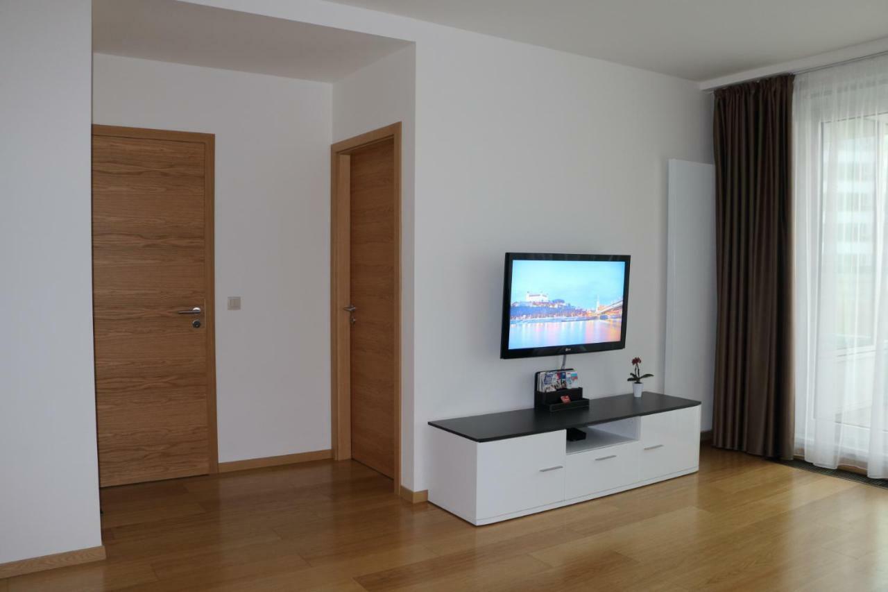 Panorama City Apartment With Free Parking Братислава Екстер'єр фото